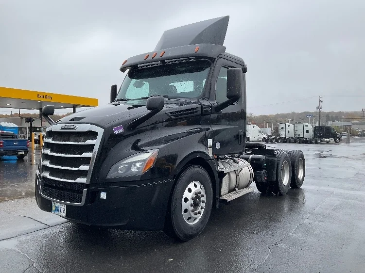 2020 Freightliner Cascadia - image 3