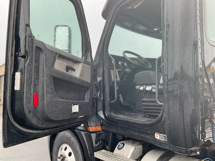 2020 Freightliner Cascadia - image 9