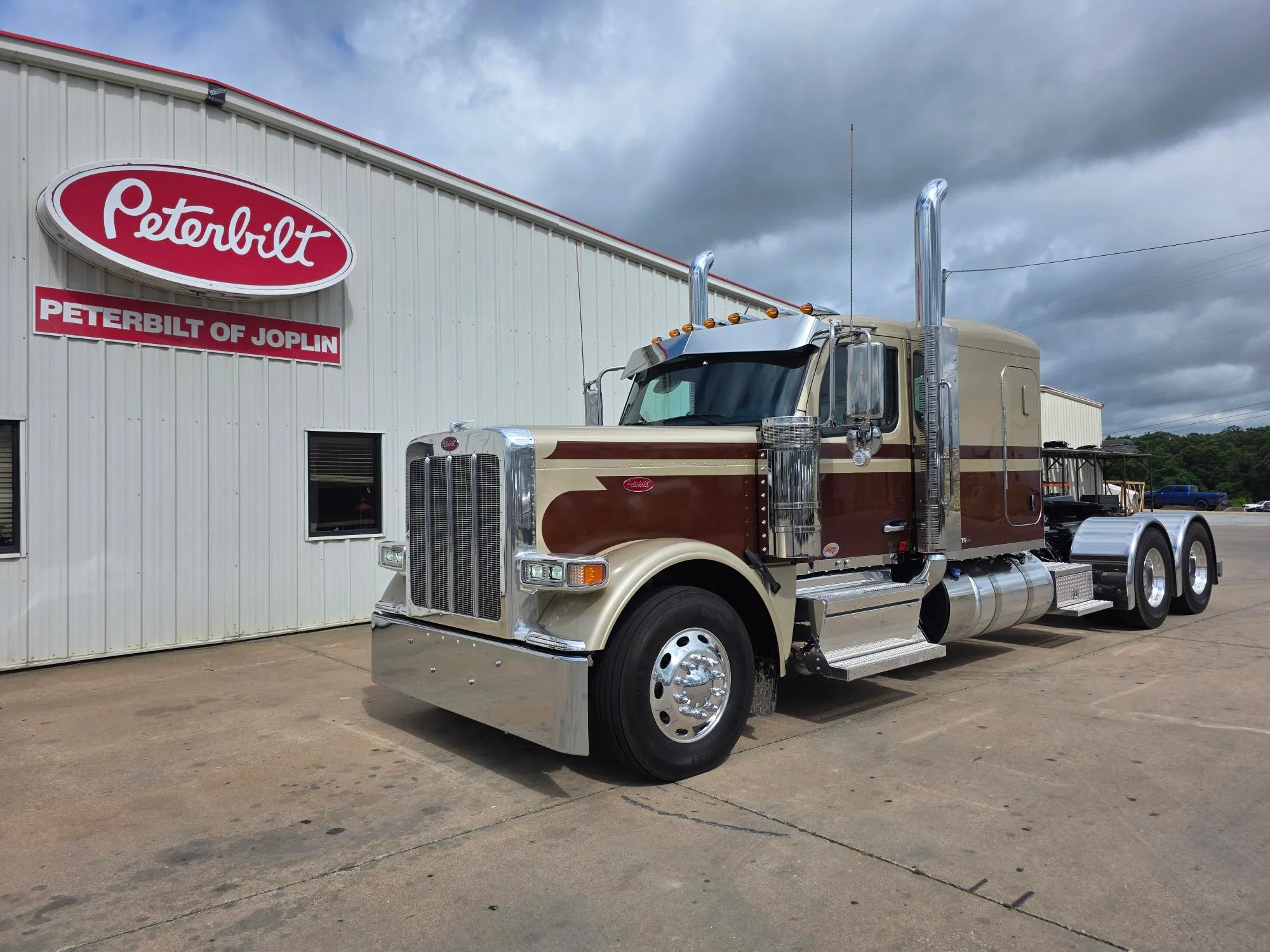 2027 Peterbilt 589 in Joplin, MO