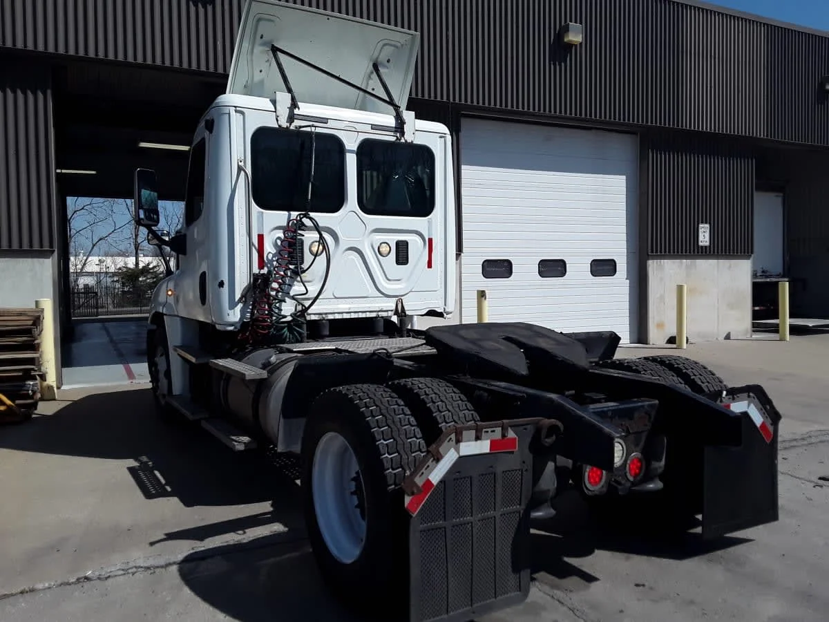 2016 Freightliner Cascadia - image 6