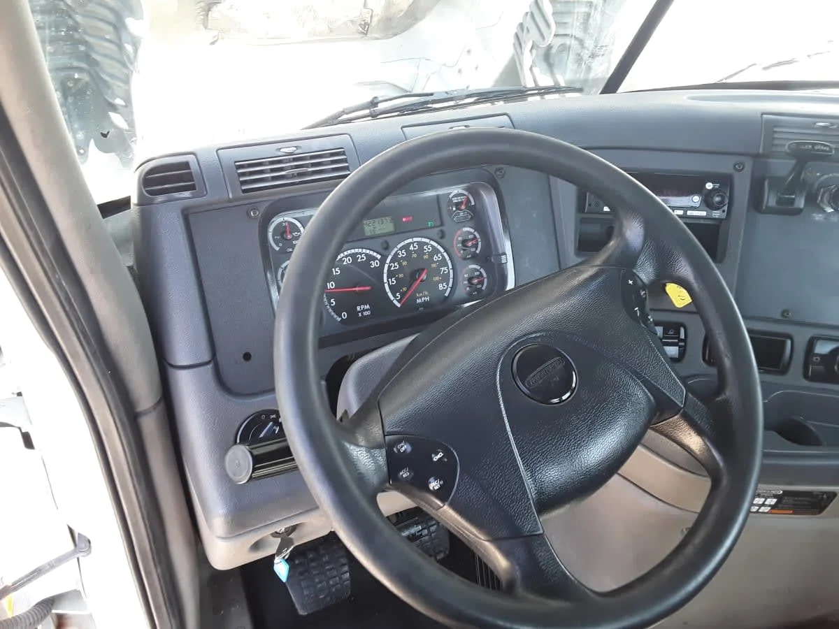 2016 Freightliner Cascadia - image 7