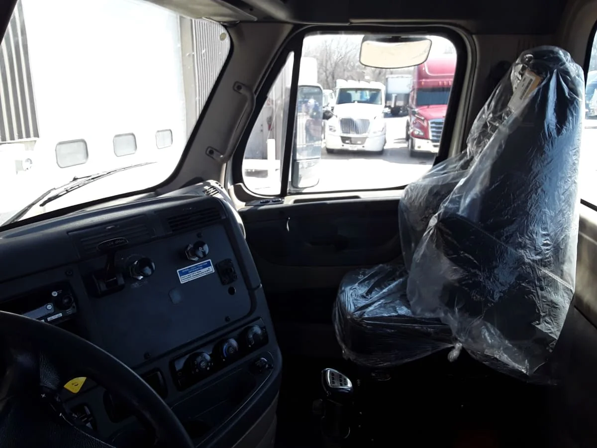 2016 Freightliner Cascadia - image 8