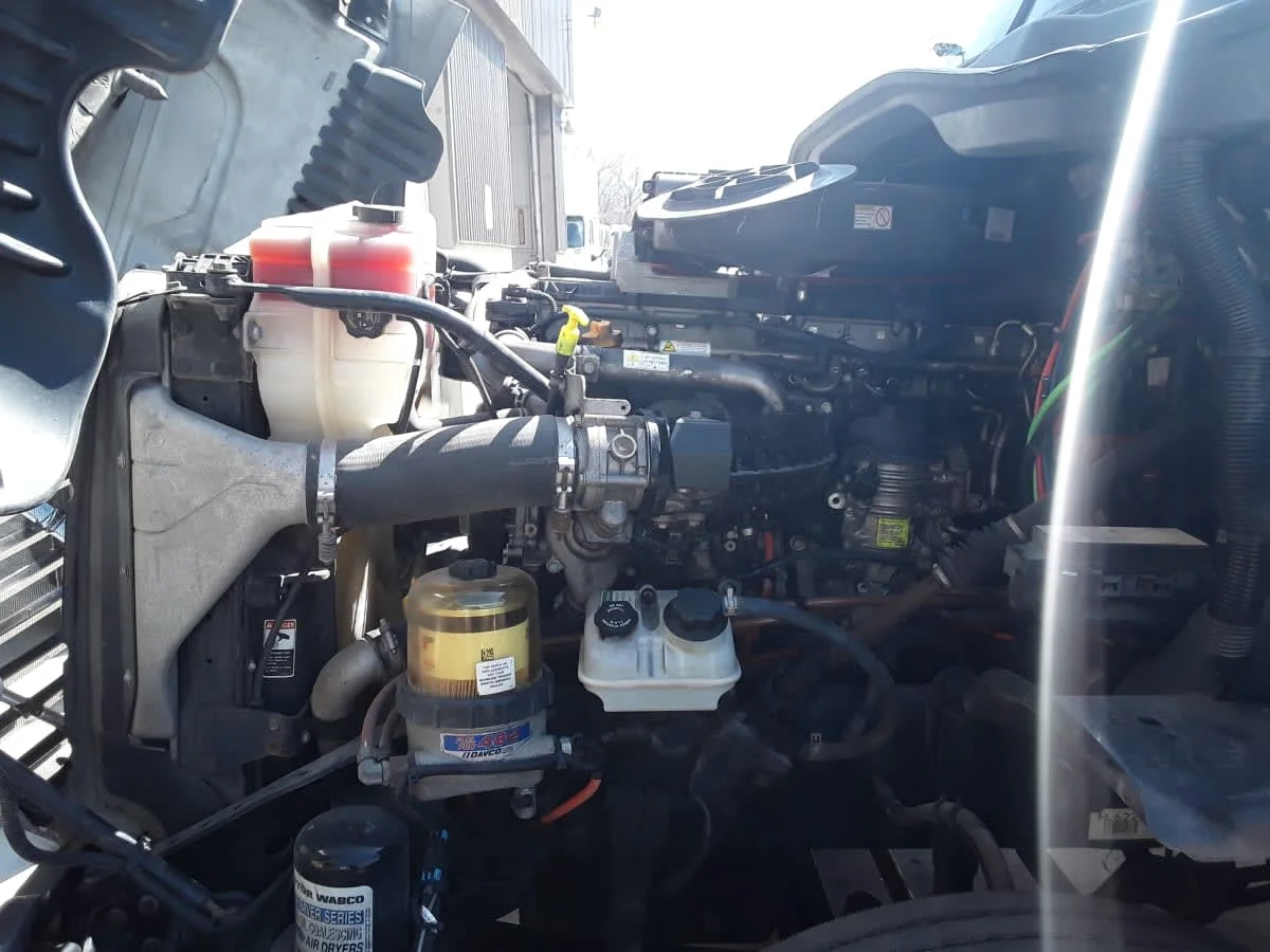 2016 Freightliner Cascadia - image 9