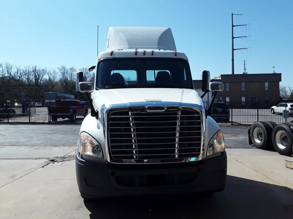 2016 Freightliner Cascadia - image 2