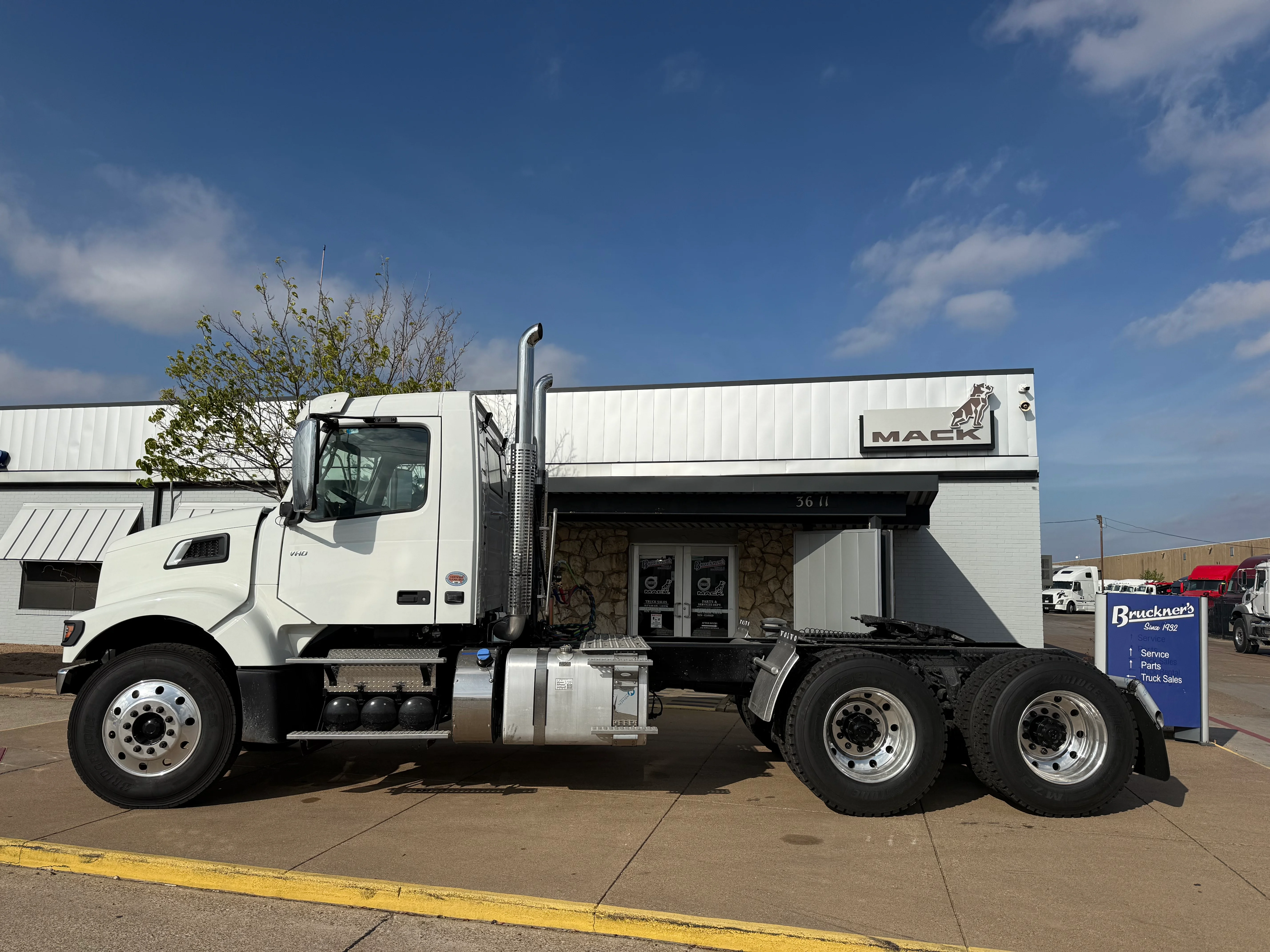 2026 Volvo VHD 300 in Fort Worth, TX — photo 3