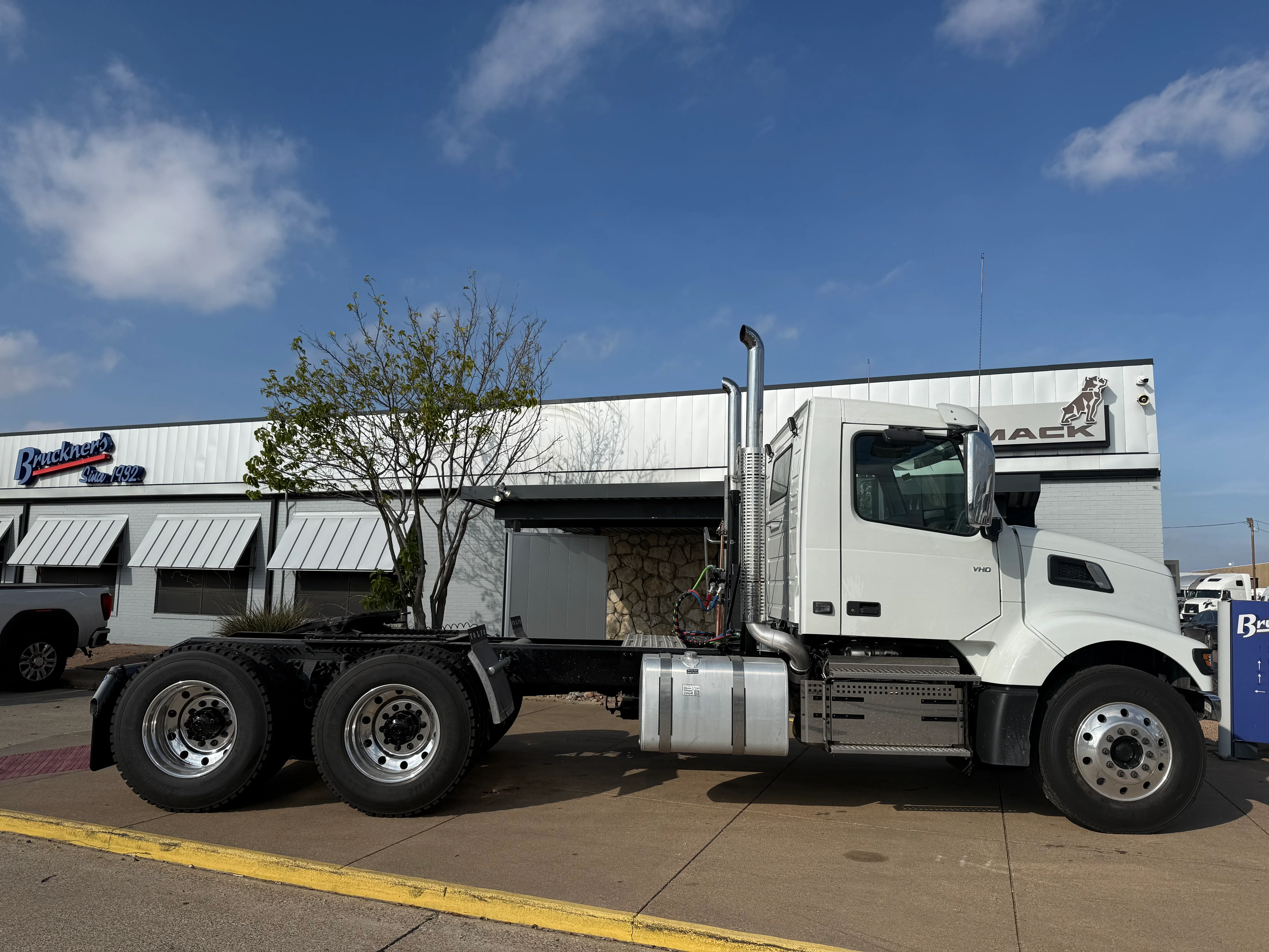2026 Volvo VHD 300 in Fort Worth, TX — photo 5