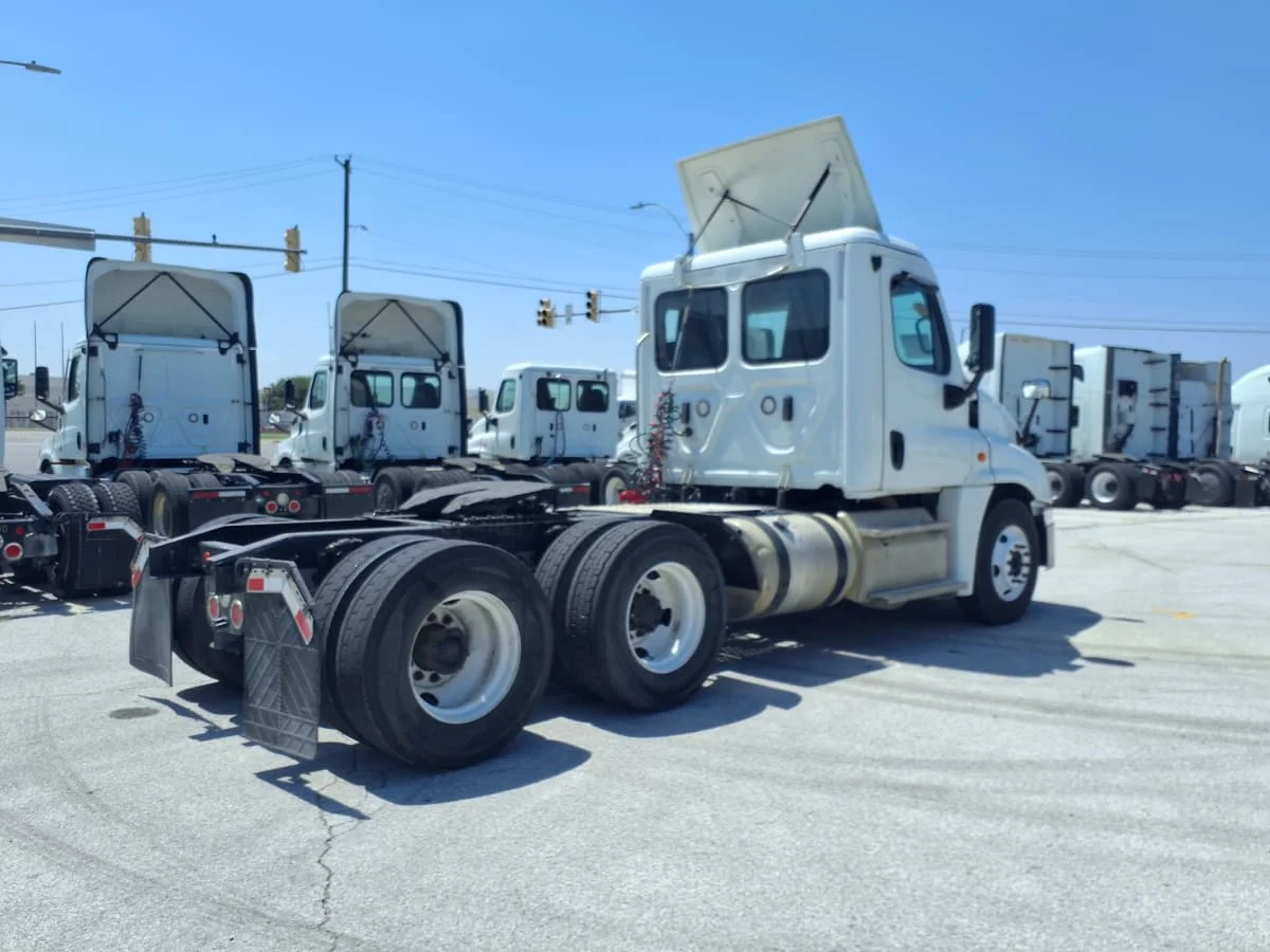 2019 Freightliner Cascadia in Fort Worth, TX — photo 4