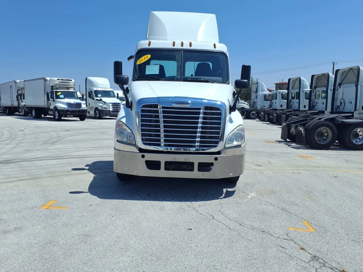 2019 Freightliner Cascadia in Fort Worth, TX — photo 2