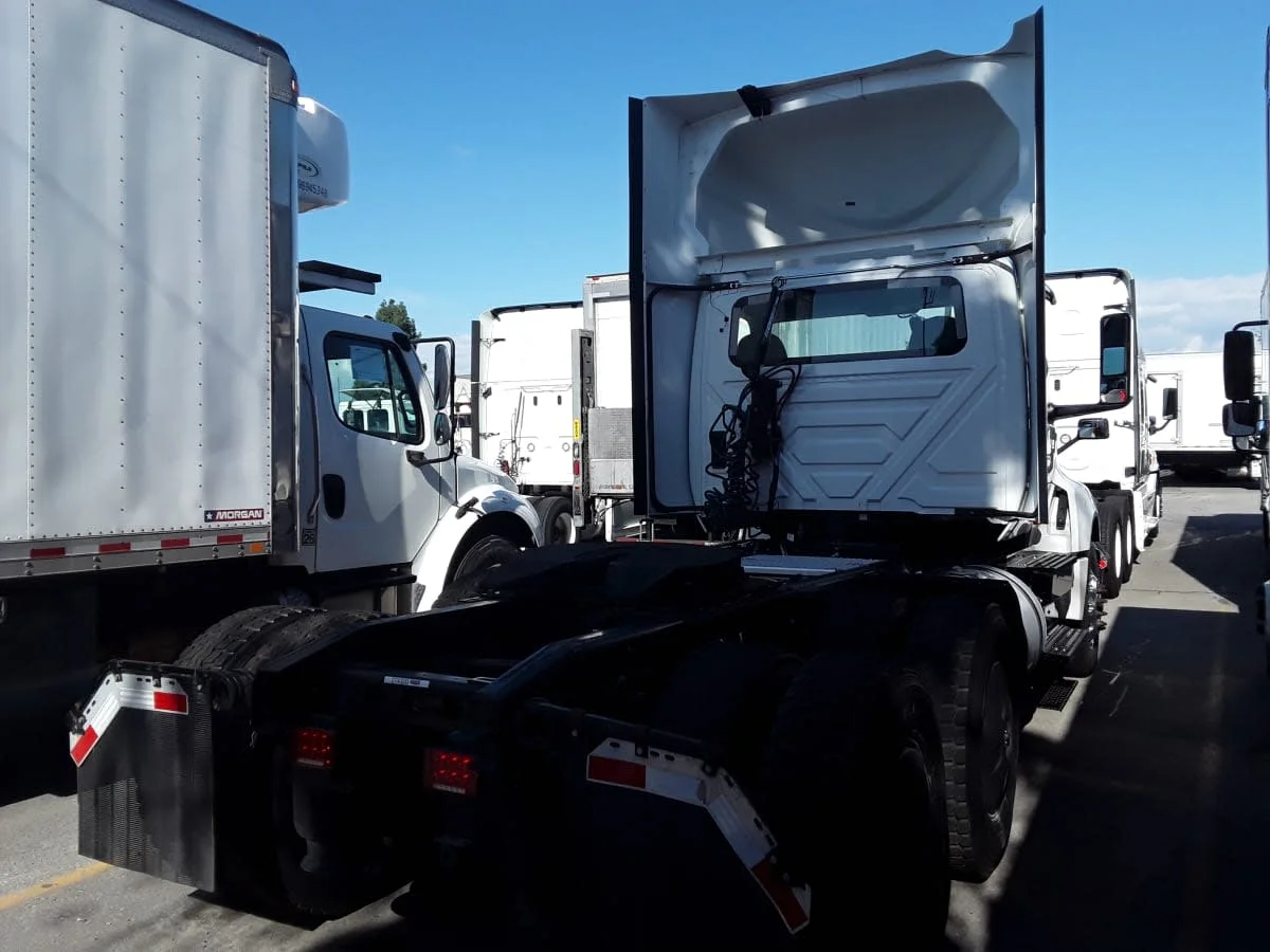 2020 International LT - image 4