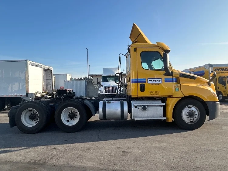 2020 Freightliner Cascadia - image 8