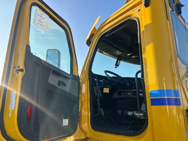 2020 Freightliner Cascadia - image 9