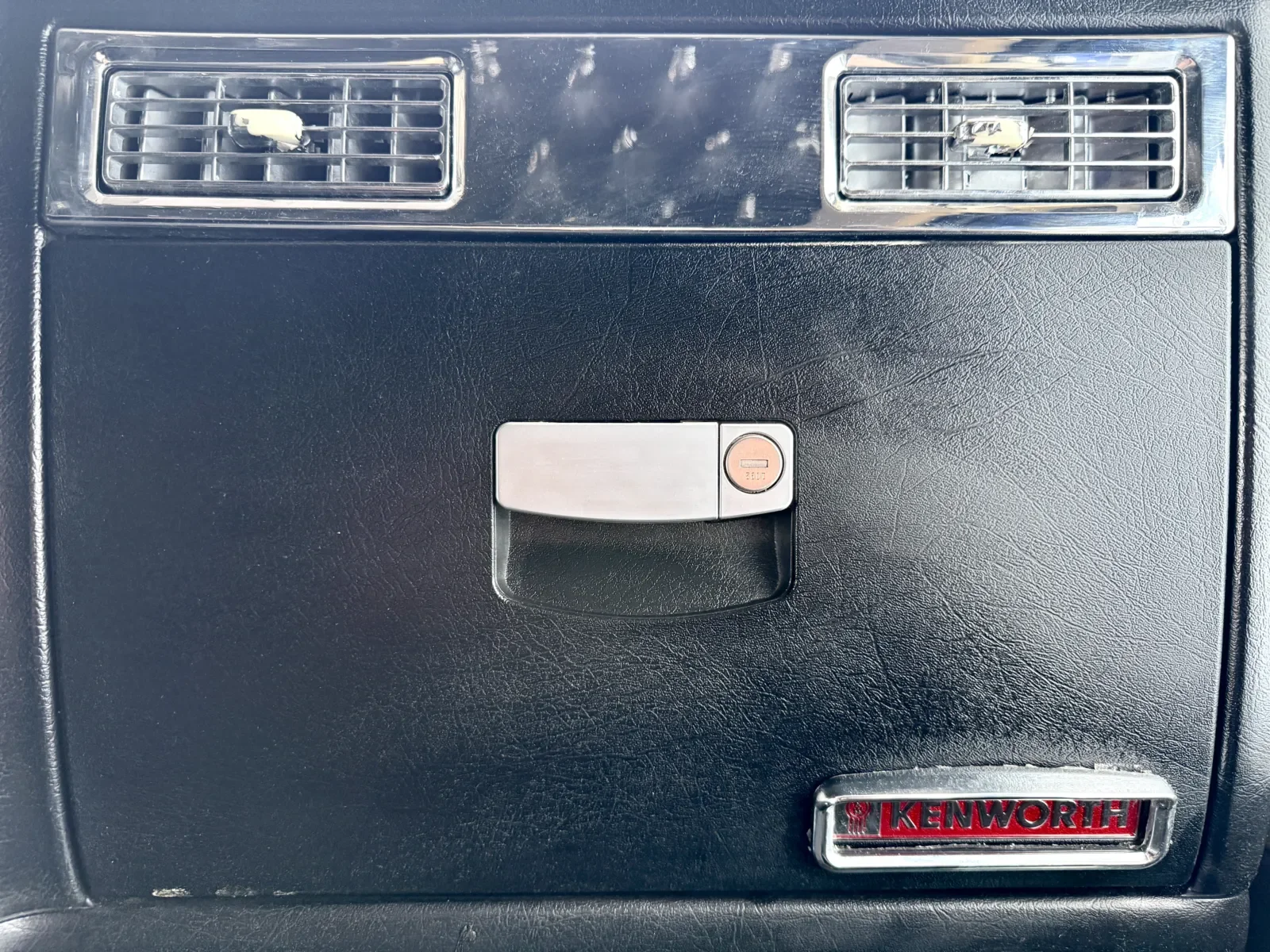 2019 Kenworth W900 in New Lenox, IL — photo 19