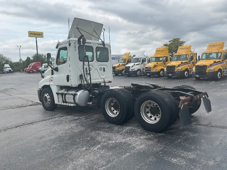 2019 Freightliner Cascadia - image 5