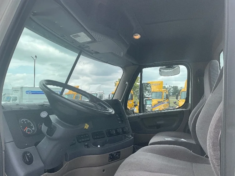 2019 Freightliner Cascadia - image 10