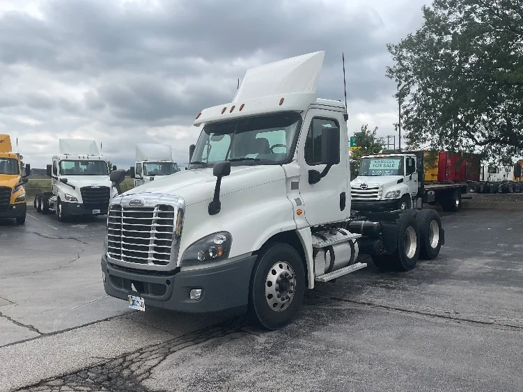 2019 Freightliner Cascadia - image 3