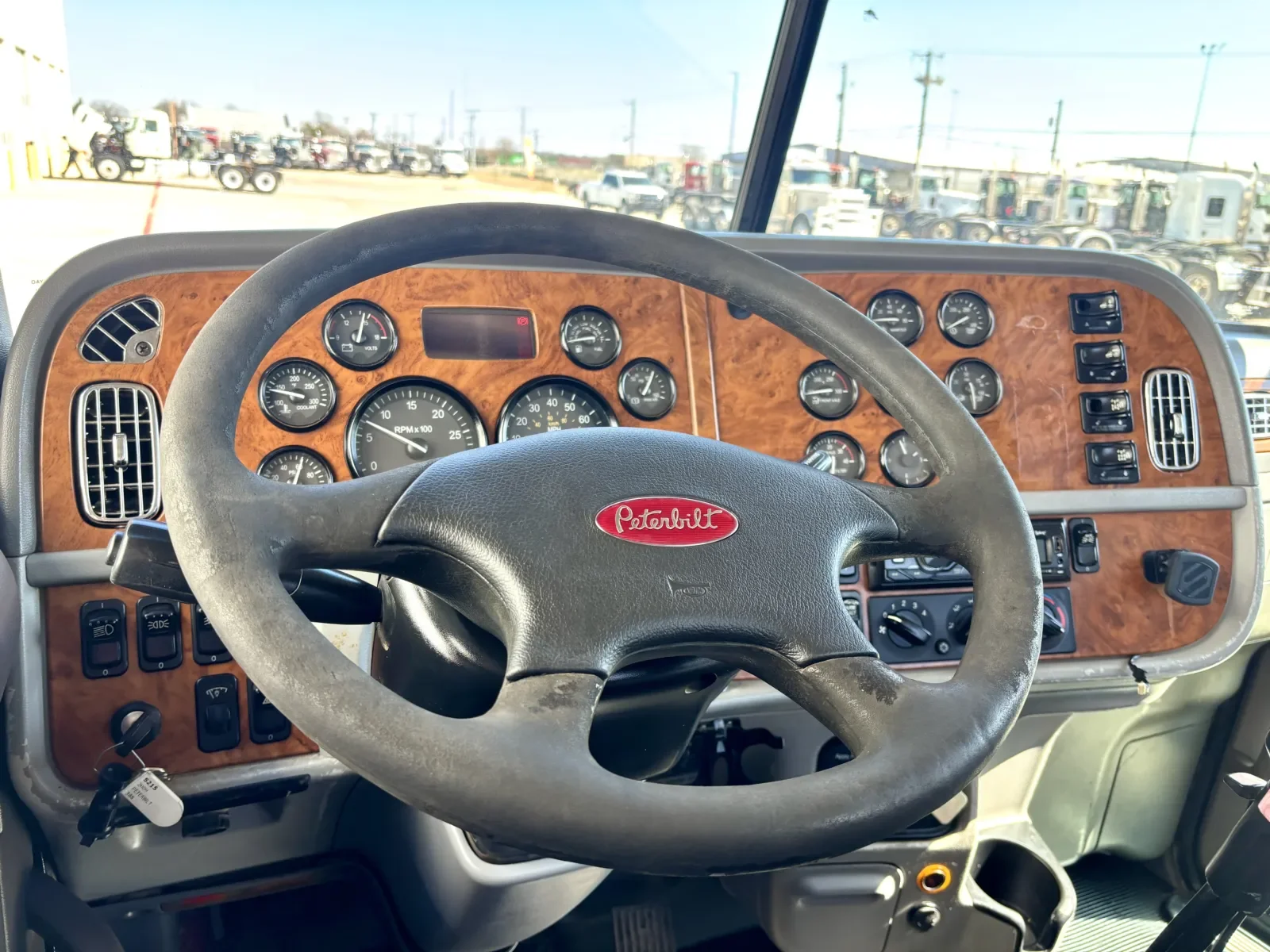 2009 Peterbilt 388 in Hutchins, TX — photo 16