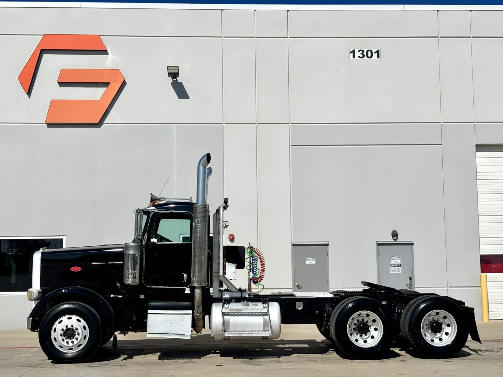 2009 Peterbilt 388 in Hutchins, TX — photo 4