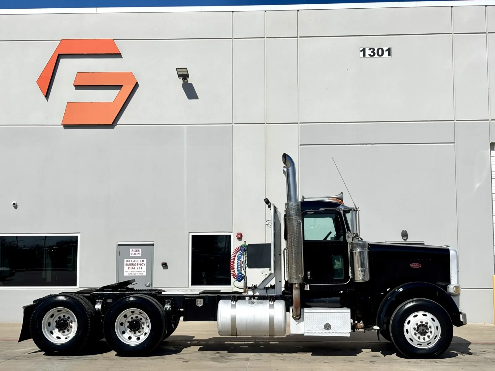 2009 Peterbilt 388 in Hutchins, TX — photo 3