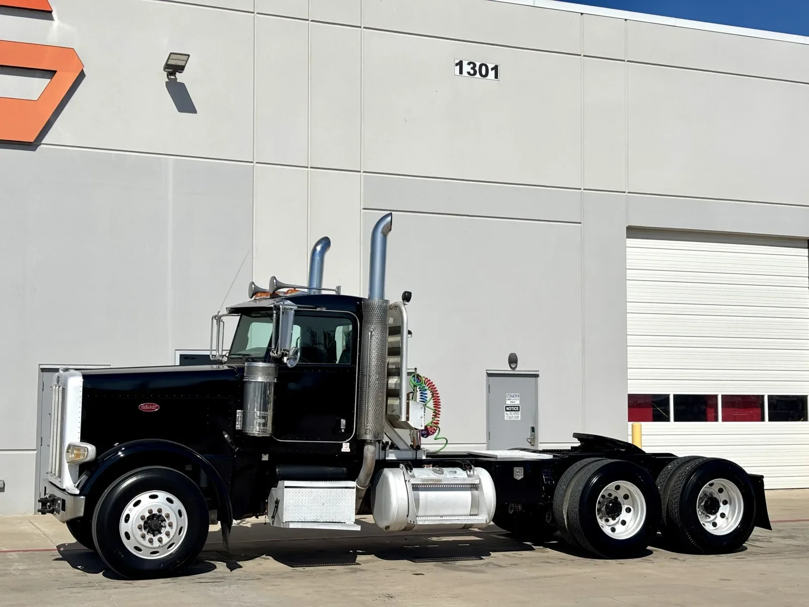 2009 Peterbilt 388 in Hutchins, TX — photo 2