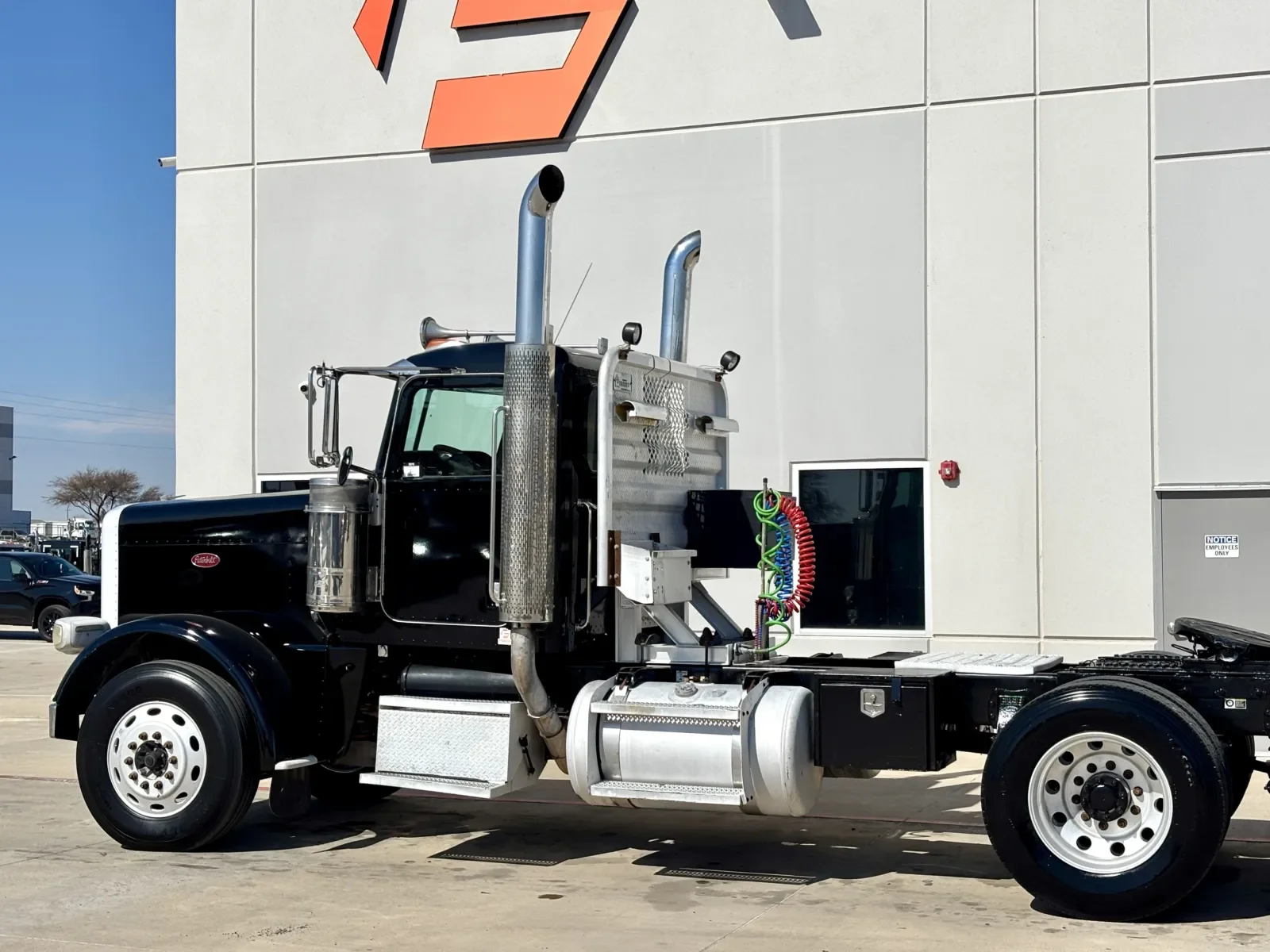 2009 Peterbilt 388 in Hutchins, TX — photo 8