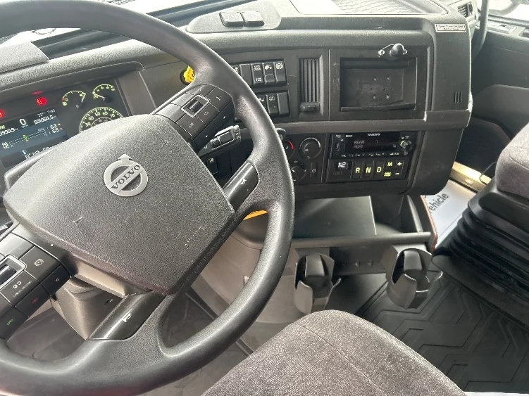 2022 Volvo VNL 760 - image 10