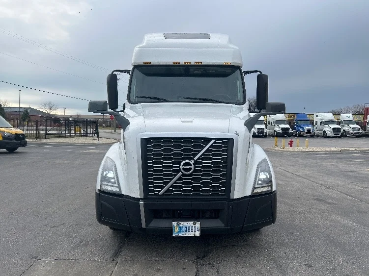 2022 Volvo VNL 760 - image 2