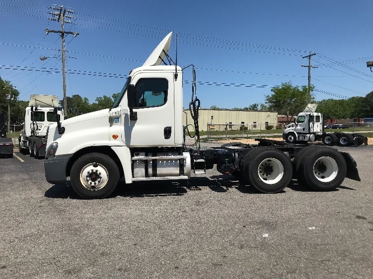 2019 Freightliner Cascadia in Norfolk, VA — photo 4