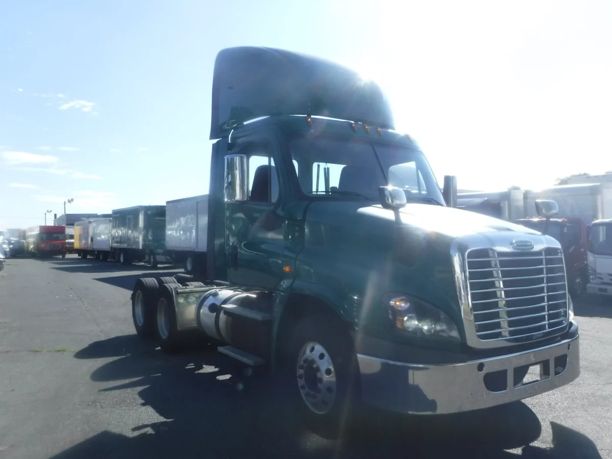 2017 Freightliner Cascadia - image 3
