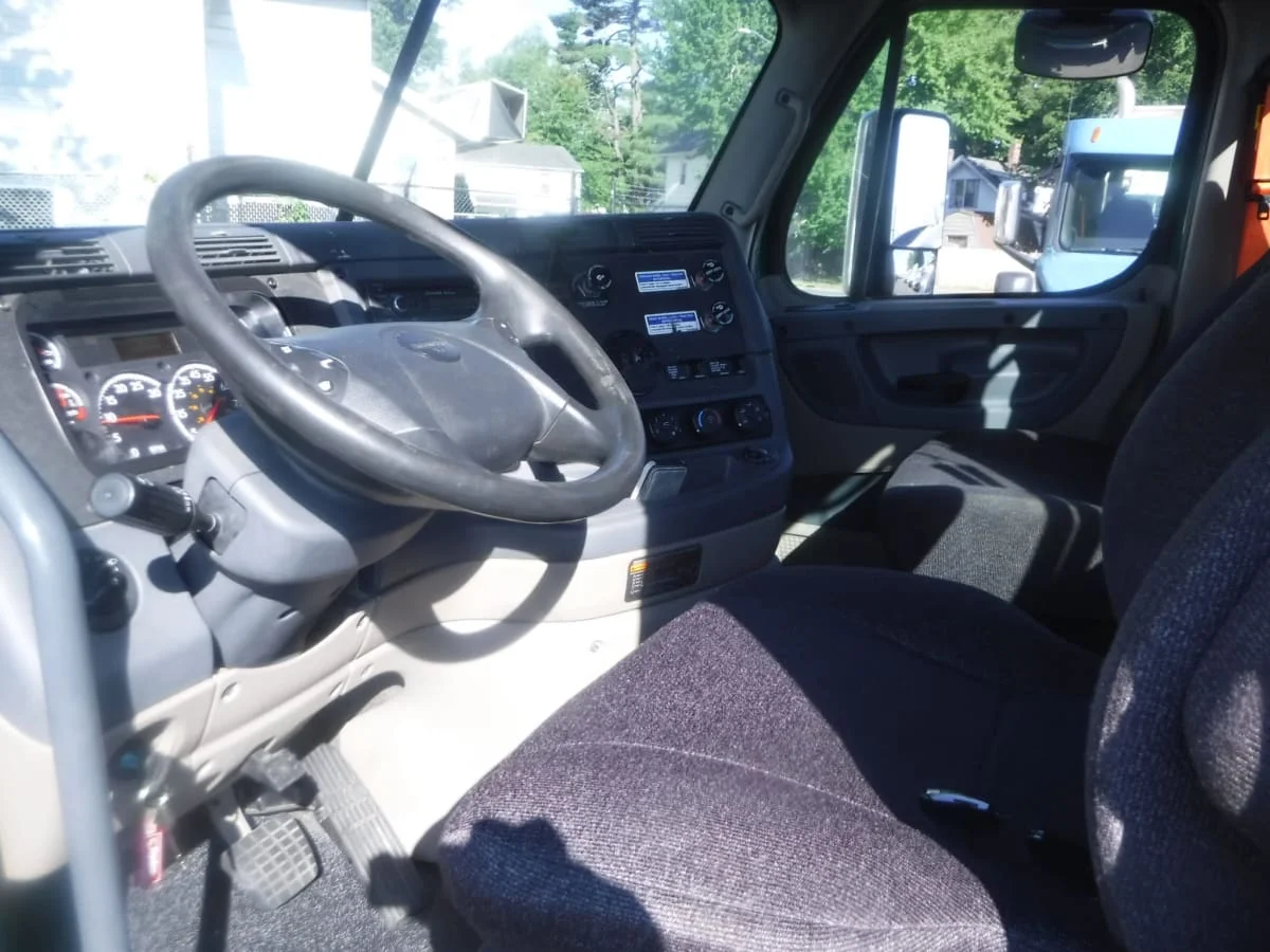 2017 Freightliner Cascadia - image 8