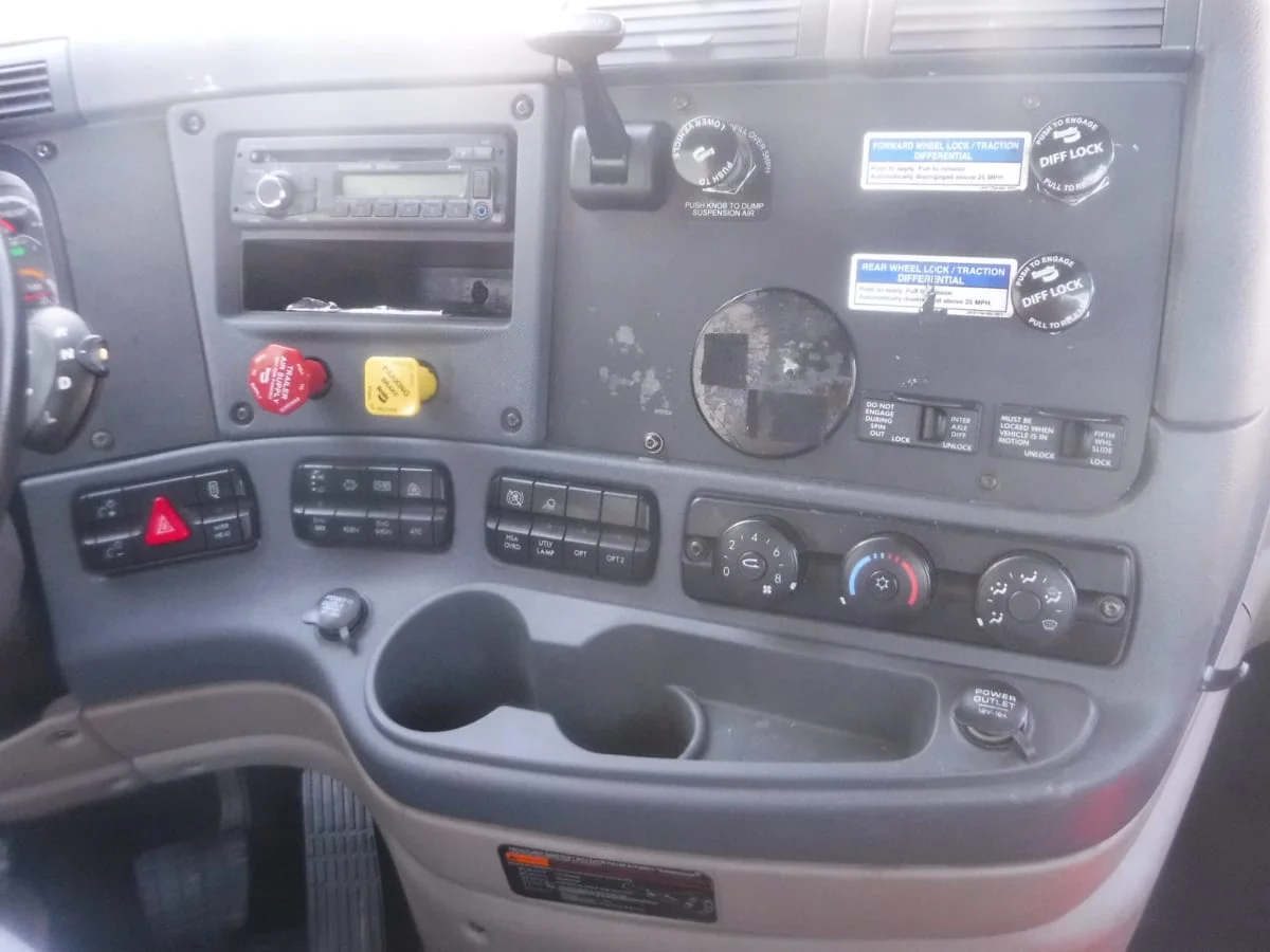 2017 Freightliner Cascadia - image 10