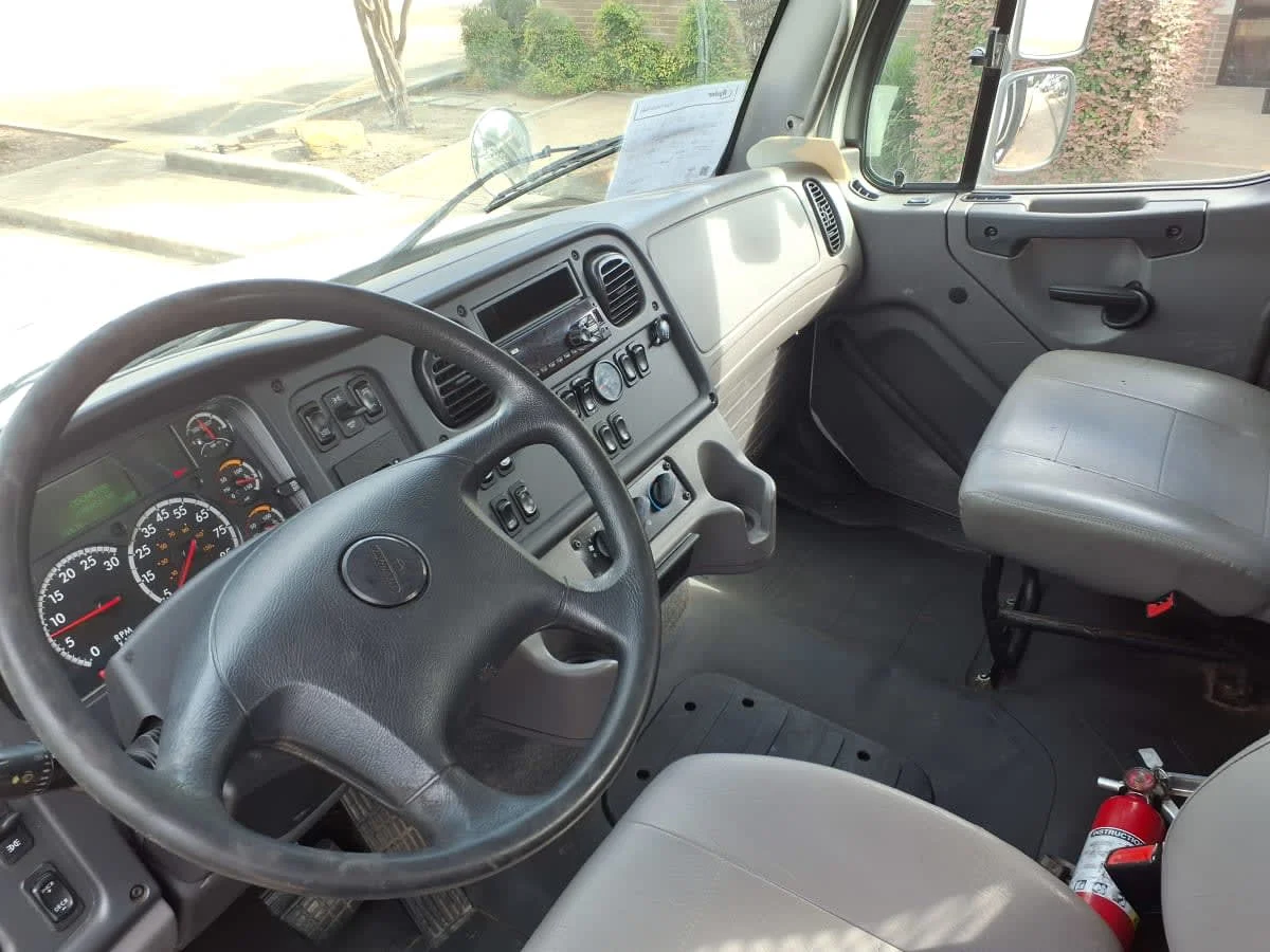 2019 Freightliner M2 106 in Houston, TX — photo 7