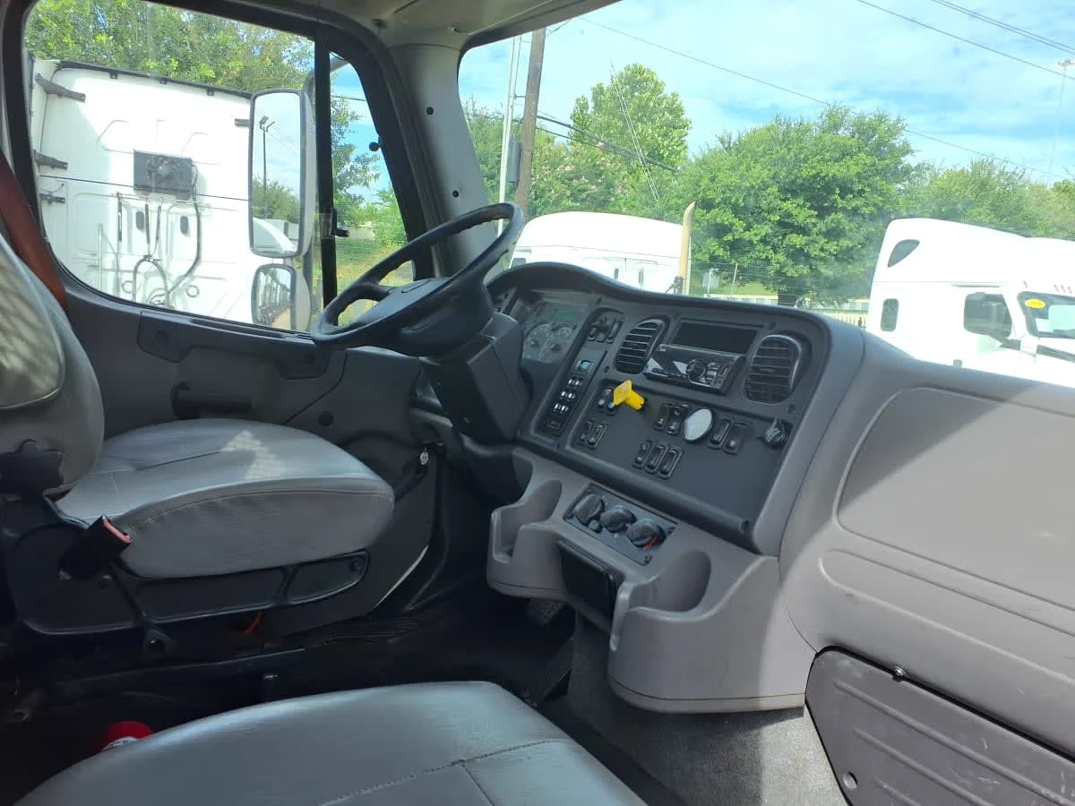2019 Freightliner M2 106 in Houston, TX — photo 10