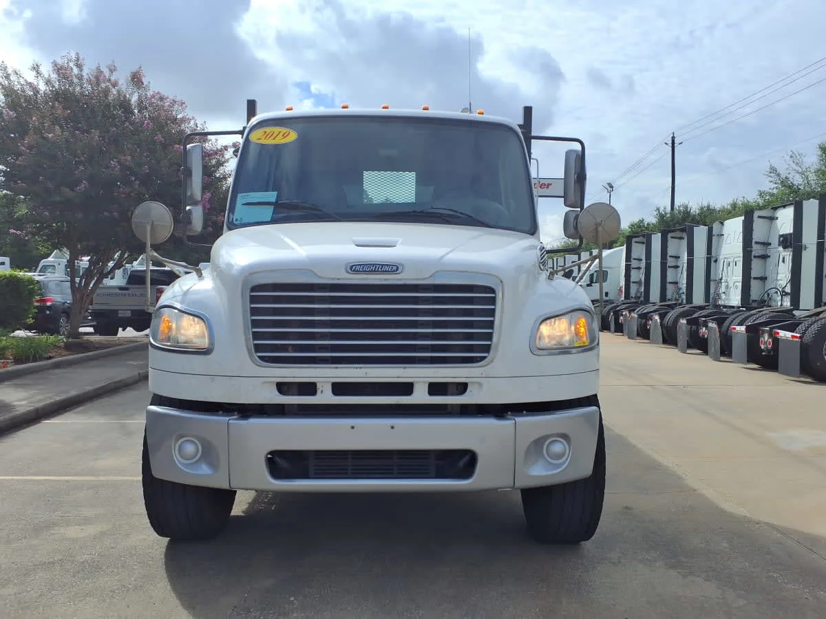 2019 Freightliner M2 106 in Houston, TX — photo 2