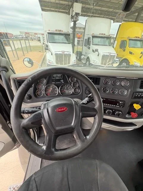 2021 Peterbilt 579 — photo 2