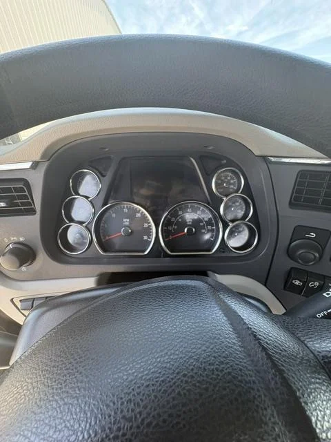 2021 Peterbilt 579 — photo 10
