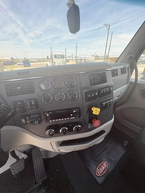 2021 Peterbilt 579 — photo 11