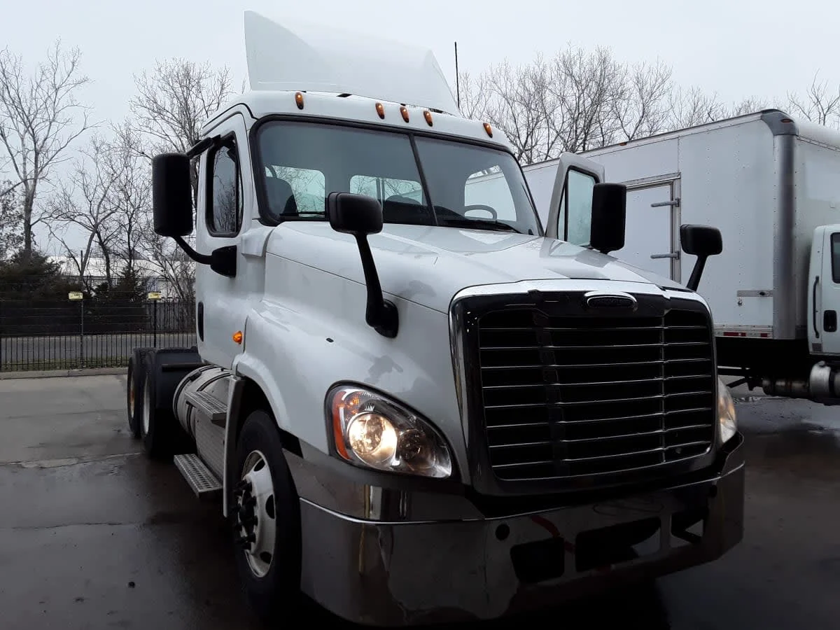 2019 Freightliner Cascadia in Kansas City, MO — photo 3