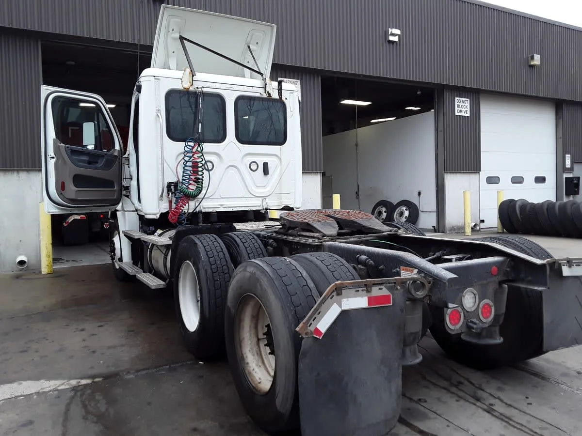 2019 Freightliner Cascadia in Kansas City, MO — photo 6