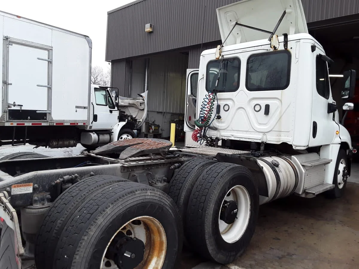 2019 Freightliner Cascadia in Kansas City, MO — photo 4