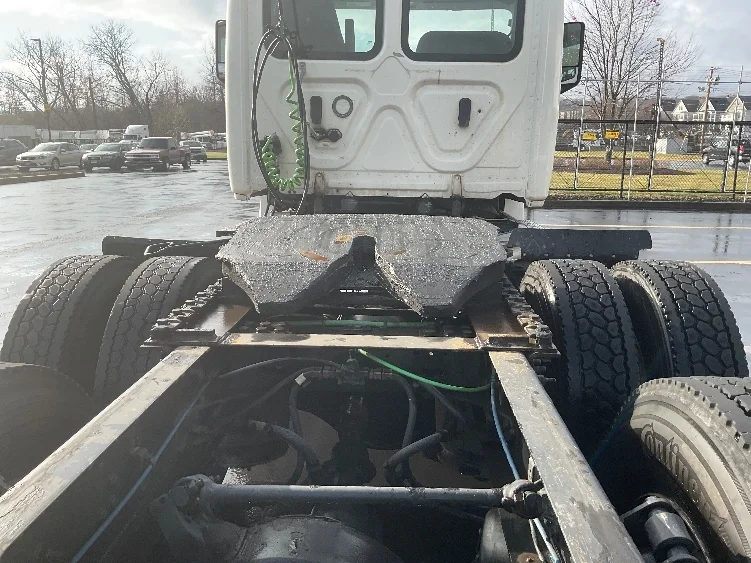 2019 Freightliner Cascadia in Springfield, MA — photo 6