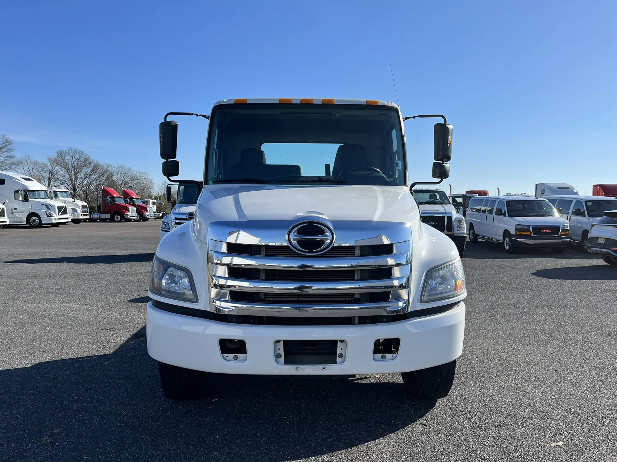 2019 Hino 268 - image 2