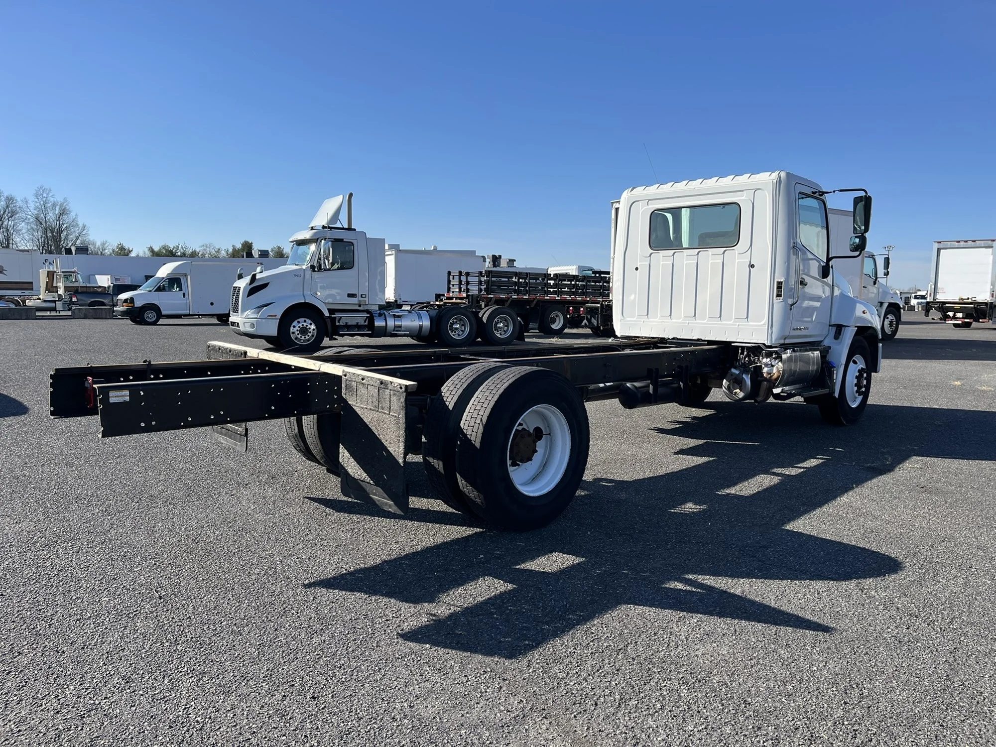 2019 Hino 268 - image 5