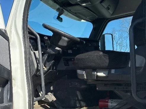 2020 Freightliner Cascadia - image 9