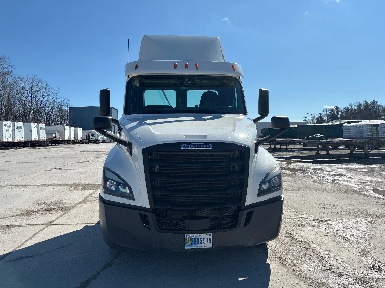 2020 Freightliner Cascadia - image 2
