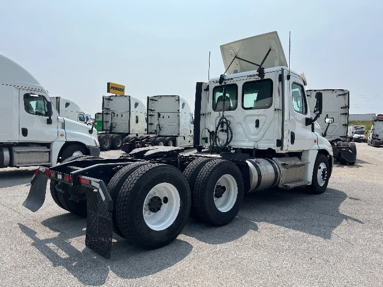 2020 Freightliner Cascadia - image 7