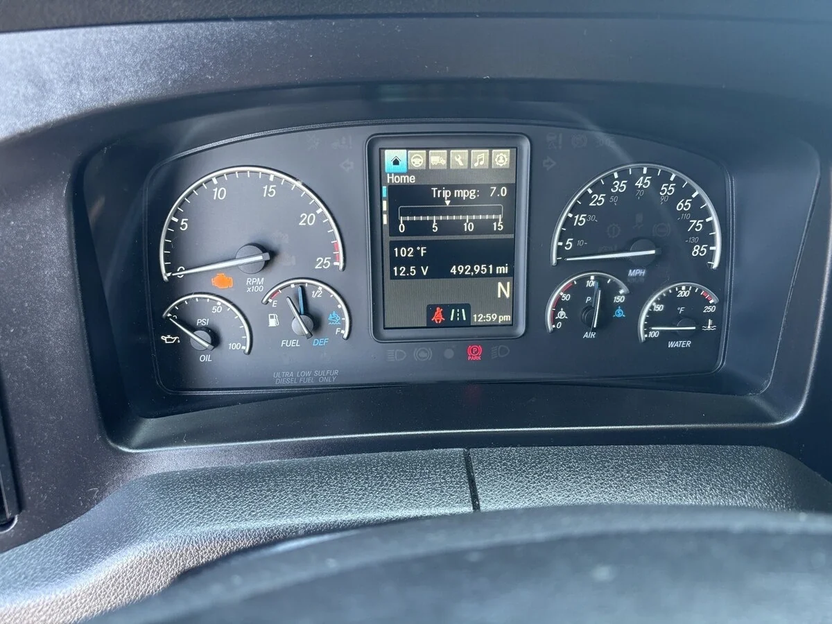 2023 Freightliner Cascadia — photo 10