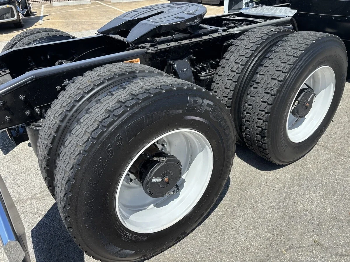 2023 Freightliner Cascadia — photo 9