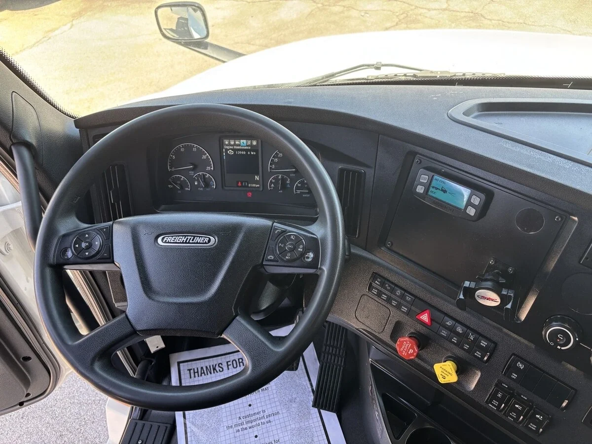 2023 Freightliner Cascadia — photo 15