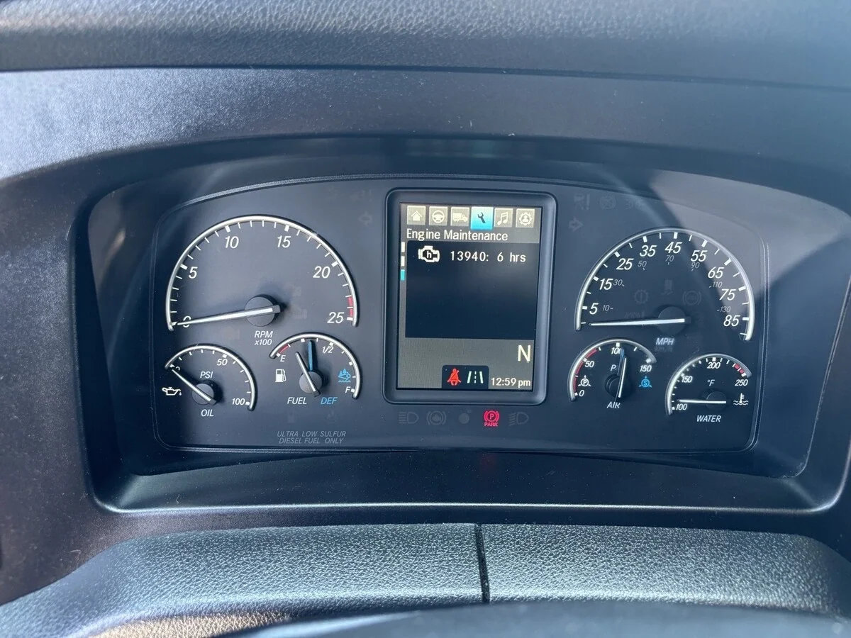 2023 Freightliner Cascadia — photo 11