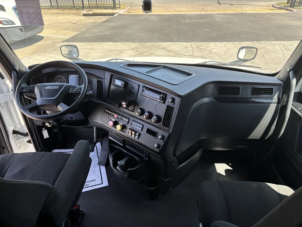 2023 Freightliner Cascadia — photo 12